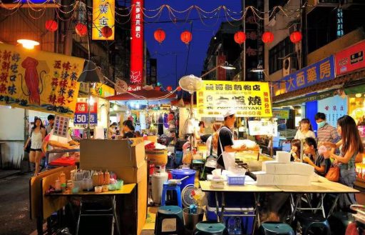 小吃摊的迷茫和不甘心，更多也是无奈！